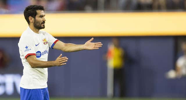 Las pistas de Xavi en su debut dejan la primera duda con Gündogan