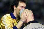 Los calvos desaparecen del fútbol: “Yo qué iba a esperar de la vida, si mi padre falleció calvo con 33”