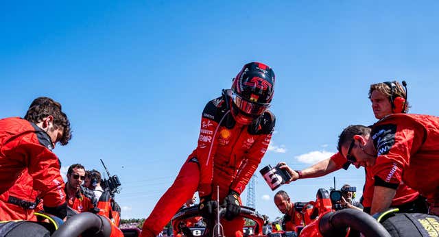Carlos Sainz respalda a Ferrari tras el ‘undercut’ de Hungría: «Les convencí y ellos a mí; acabar 7º u 8º no debe preocuparnos»