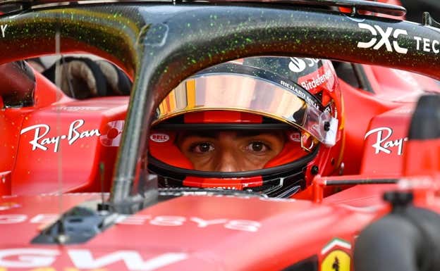 La mirada de Carlos Sainz antes de bajarse la visera en el GP de Hungría.  EFE