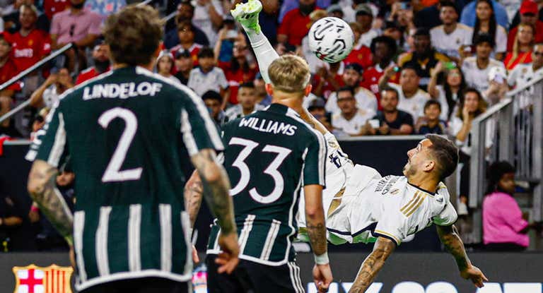Chilena espectacular de Joselu contra el Manchester United.