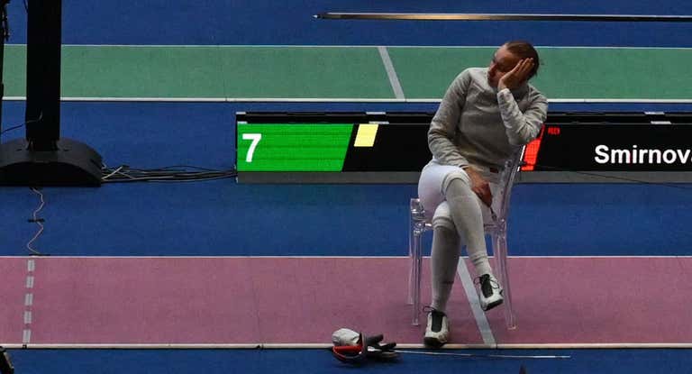 Momento en el que Smirnova se sienta en la silla, esperando a su rival.