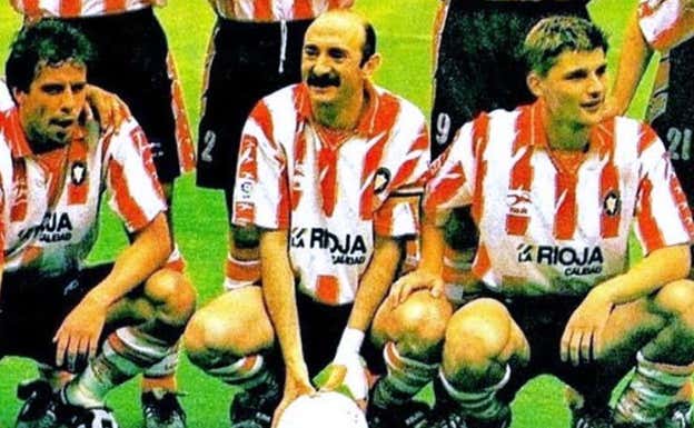 El Tato Abadía, con el balón entre sus manos, en un partido del Logroñés el 22 de junio de 1997.