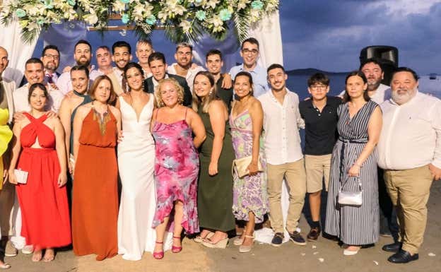 Gran parte del Jimbee Cartagena acudió a la boda de Waltinho y Carolina.  RELEVO