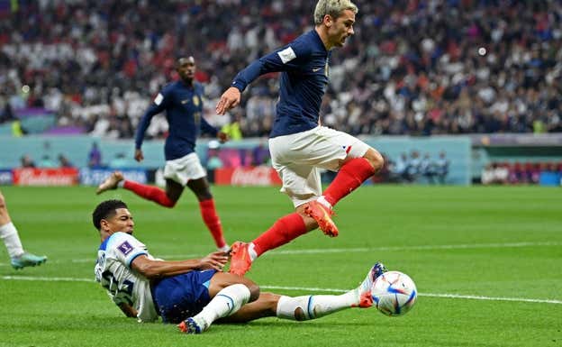 Bellingham, con las medias rotas durante la final del Mundial.  REUTERS