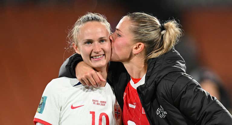 Cronogorcevic dándole un beso a Hansen tras el Noruega - Suiza.