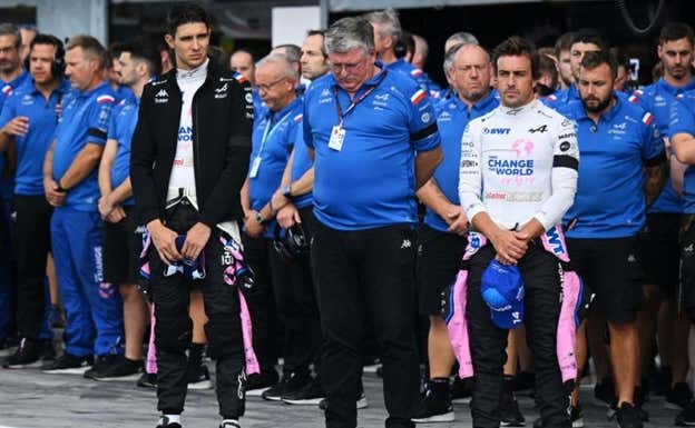 Esteban Ocon, Otmar Szafnauer y Fernando Alonso, en una foto de 2022.  Alpine