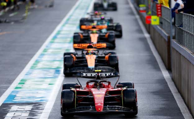 Carlos Sainz, delante de los McLaren en la clasificación Sprint del GP de Bélgica.  DPPI