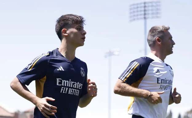 Arda Güler entrenando con un readaptador del Real Madrid. Getty Images