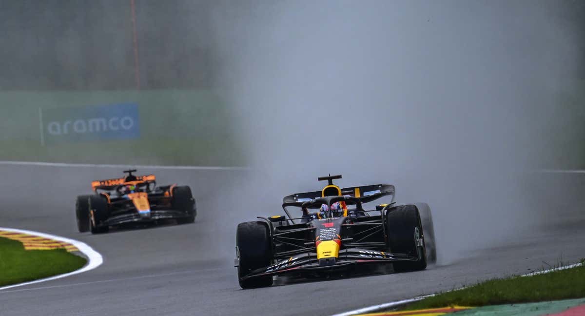 Max Verstappen, por delante de Lando Norris, durante la Sprint de Bélgica. /EFE