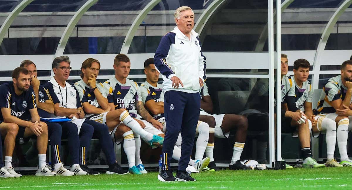Carlo Ancelotti en la banda del AT&T Stadium durante el Clásico./Reuters