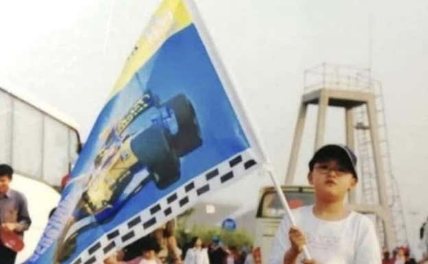 Guanyu Zhou, durante el GP de China de 2005 con una bandera de Fernando Alonso de sus tiempos en Renault.  G. Zhou