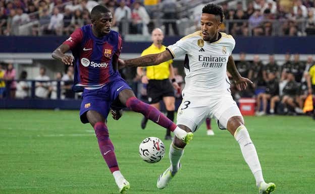 Militao, ante Dembélé.  REUTERS