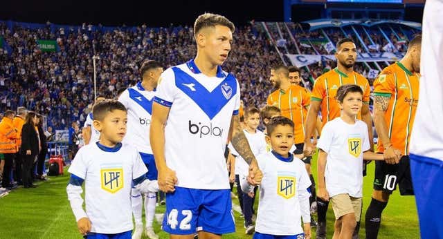 Prestianni, juvenil de Vélez, pide salir del club tras ser agredido por los ultras