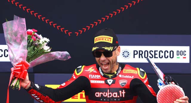 Álvaro Bautista ya es leyenda en Superbikes y vuelve a pensar en MotoGP