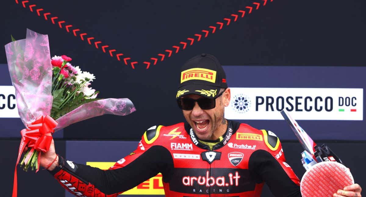 Álvaro Bautista celebra un triunfo esta temporada.