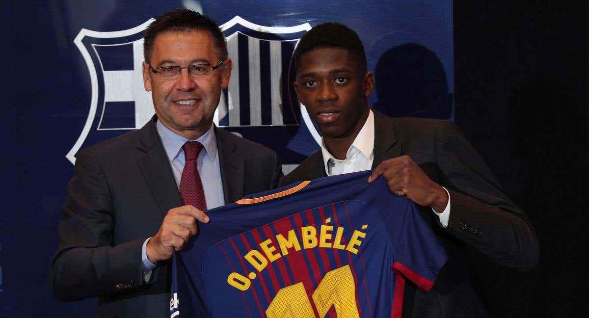 Dembélé, junto a Bartomeu en su presentación como jugador del Barcelona en agosto de 2017. /REUTERS