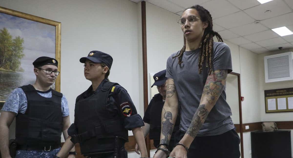 Brittney Griner en el momento de su traslado a la cárcel./AFP