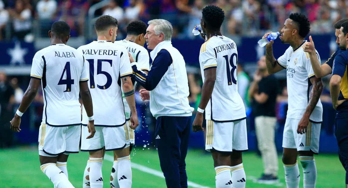 Carlo Ancelotti da instrucciones a sus jugadores en el amistoso ante el Barça./Aric Becker / AFP