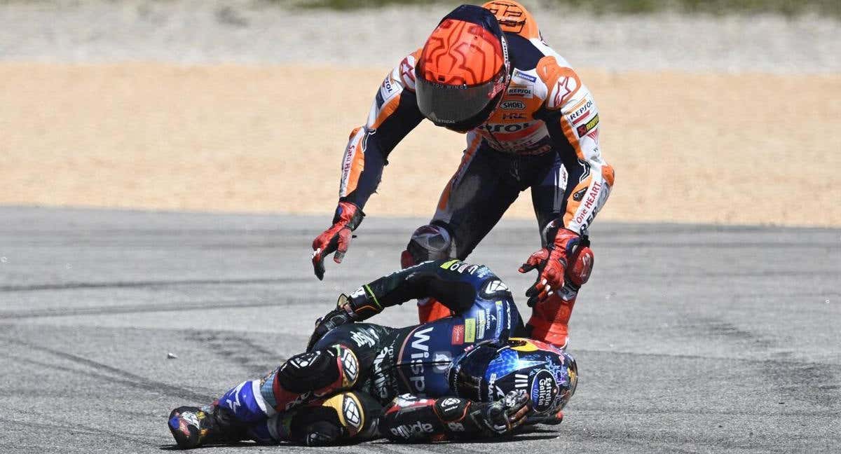 Marc Márquez y Miguel Oliveira tras irse al suelo en el pasado Gran Premio de Portugal.