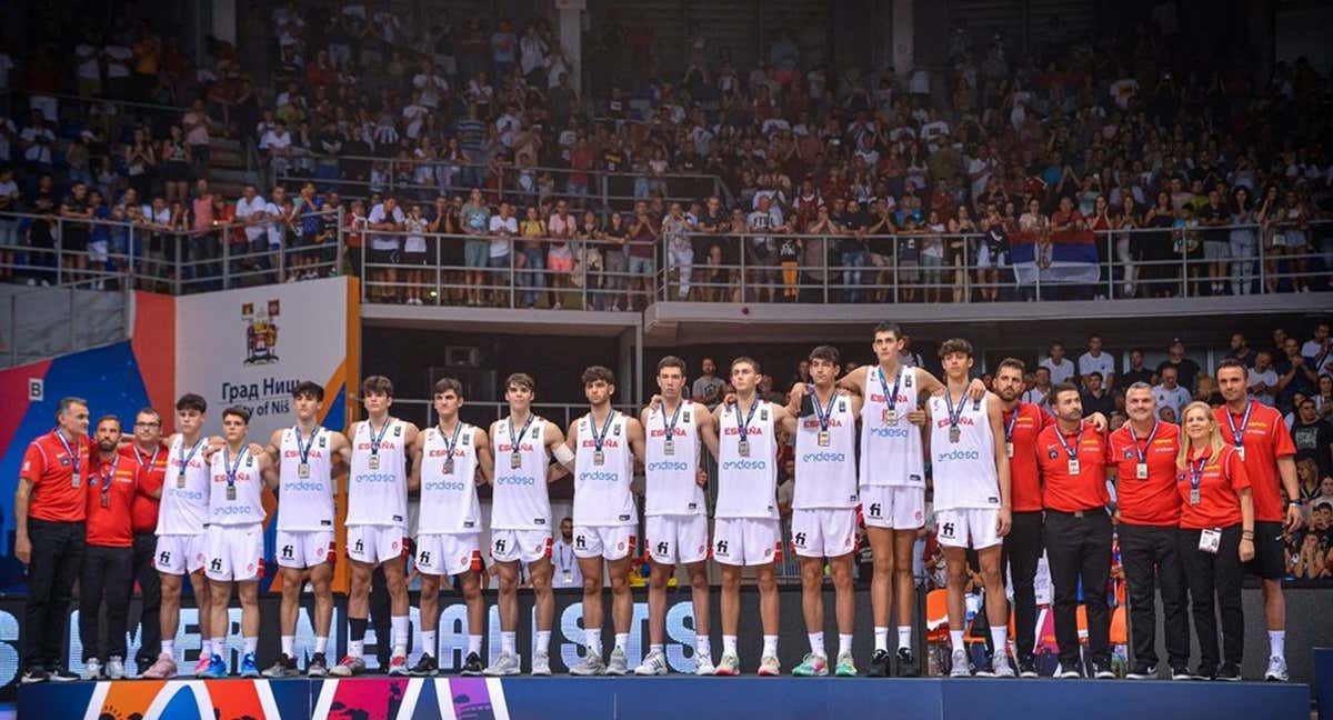 La selección española sub-18 tras conseguir la plata en el Eurobasket.
