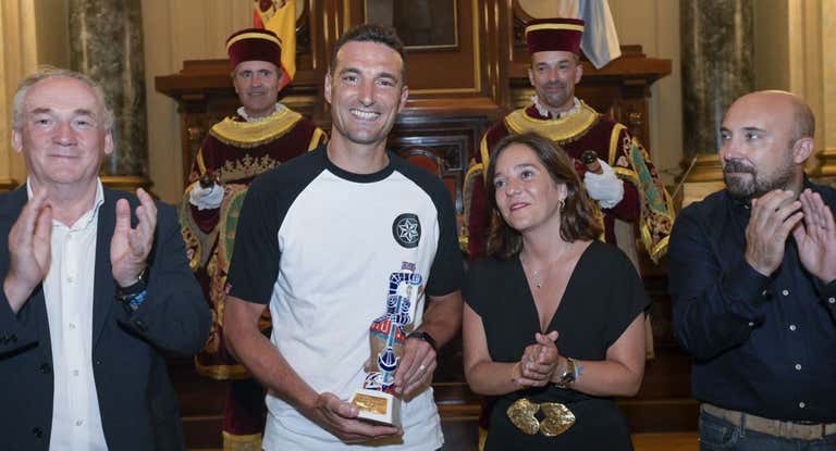 Lionel Scaloni, junto a Inés Rey, alcaldesa de A Coruña.