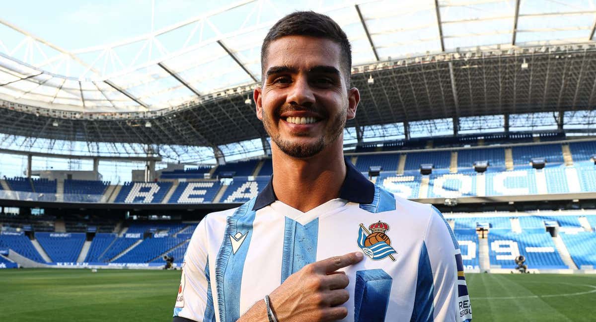 André Silva posa en el Real Arena con la camiseta txuri-urdin./Real Sociedad