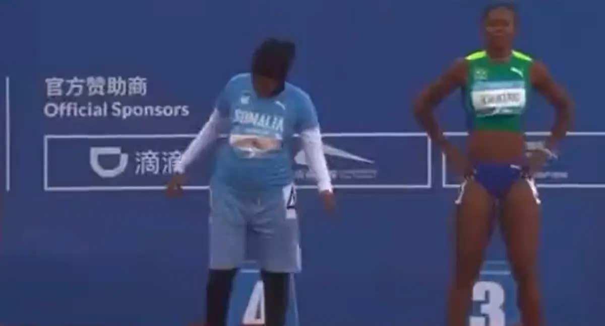 Nasra Abukar Ali antes de tomar la salida en la prueba de los Juegos Universitarios.