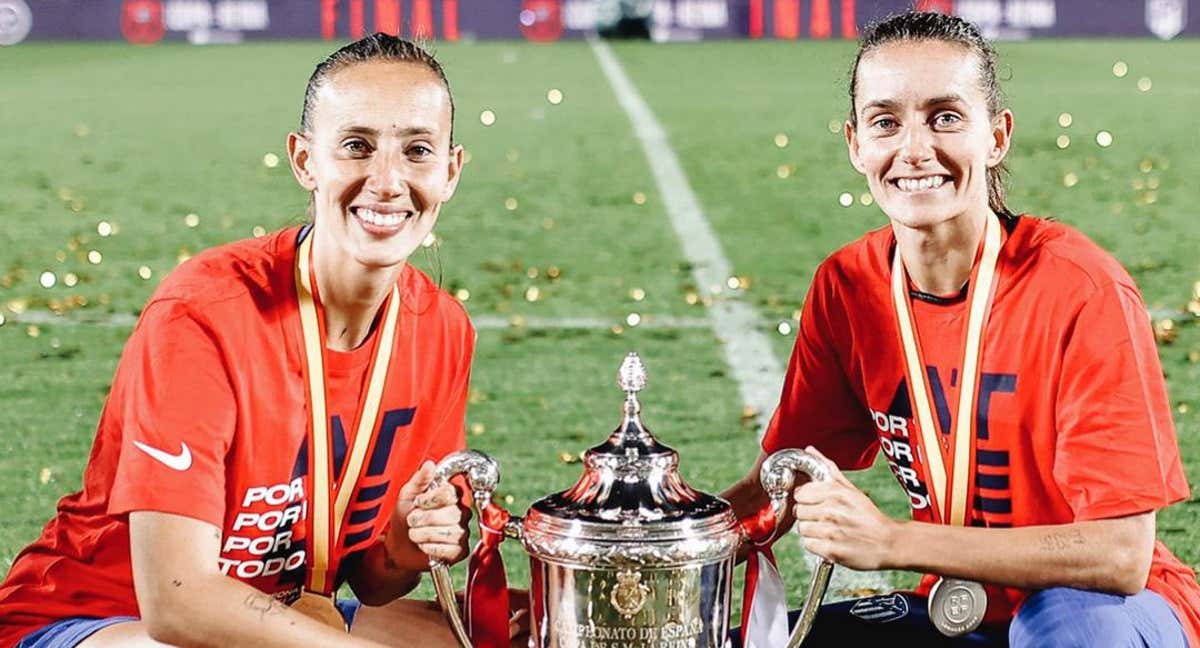 Virginia Torrecilla y Ainhoa Moraza con la Copa de la Reina.