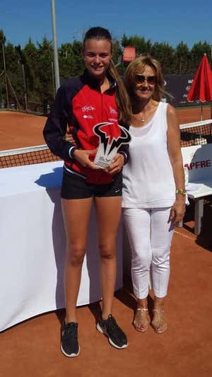 Daniela Álvarez junto a la madre de Rafa Nadal.