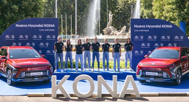 Las jugadoras del Atlético de Madrid reciben sus nuevos coches Hyundai Kona