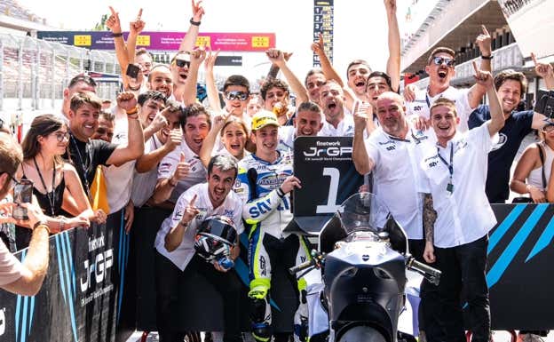 Unai Orradre celebra su primera victoria en el Europeo de Moto2 con todo el equipo Team Laglisse.  U. O.
