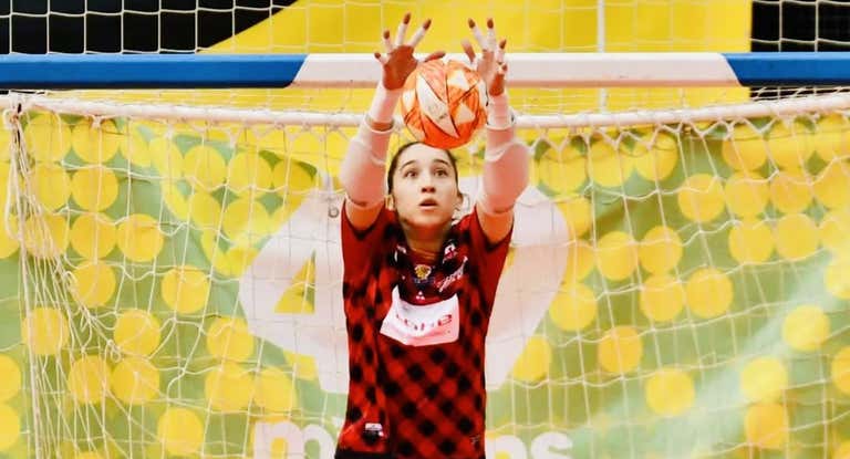 Ana Eliza atrapa un balón defendiendo la portería del Sala Zaragoza.