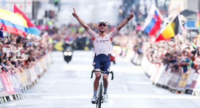 Van der Poel rinde Glasgow para imponerse un arcoíris que le faltaba