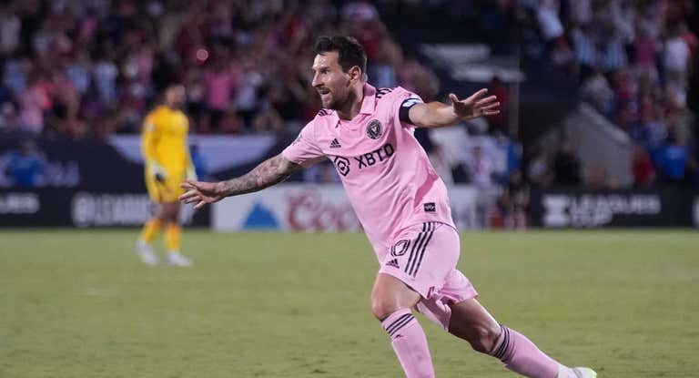 Messi celebra su golazo de falta ante Dallas.