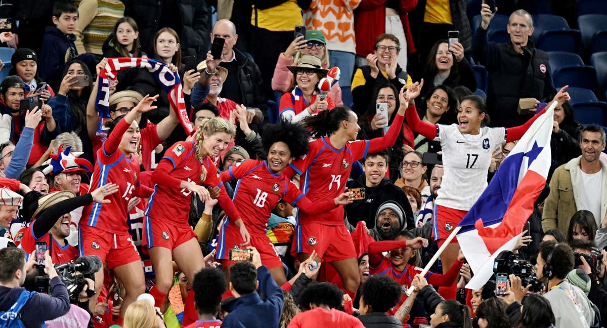 Jugadoras de Panamá junto a los seguidores del país. /REUTERS