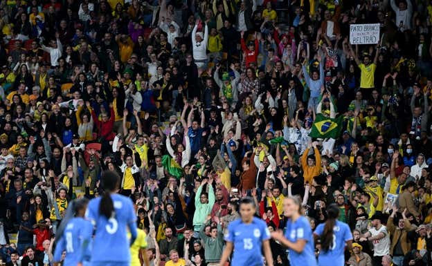 Jugadoras de Francia con las gradas llenas.  REUTERS