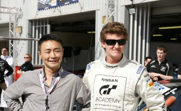 Kazunori Yamauchi, creador de 'Gran Turismo', y Lucas Ordoñez, en las 24h de Dubai 2009.  L. O.