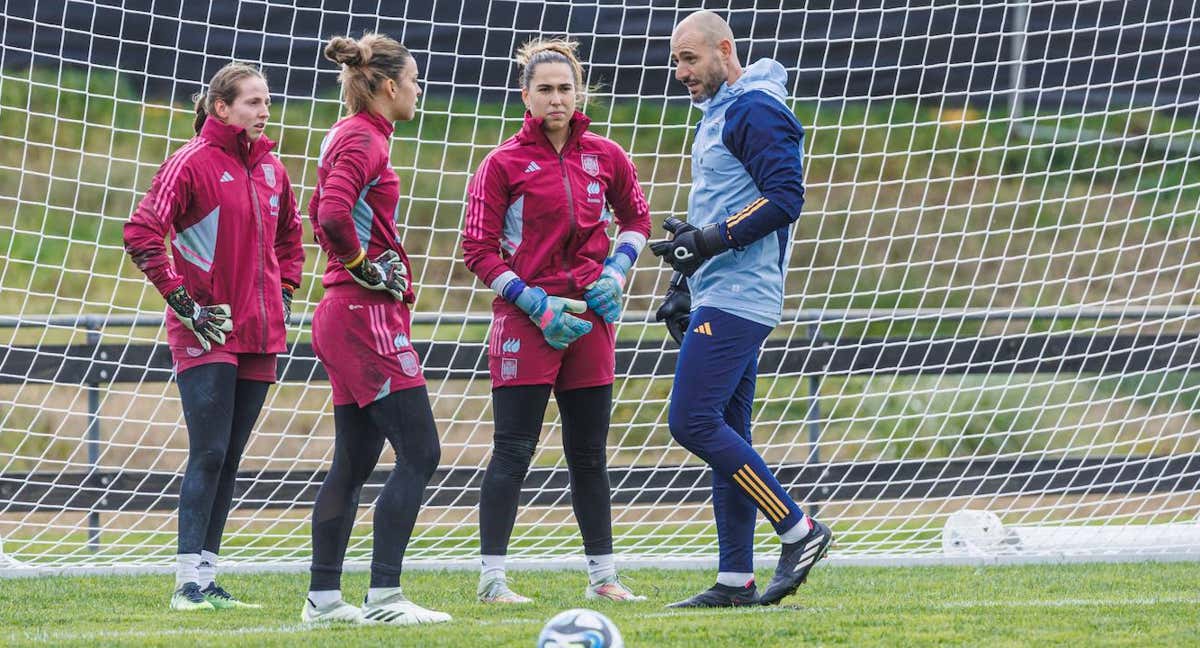 Enith Salón, Cata Coll y Misa Rodríguez con Carlos Sánchez durante un entrenamiento en Nueva Zelanda. /@SEFutbolFem