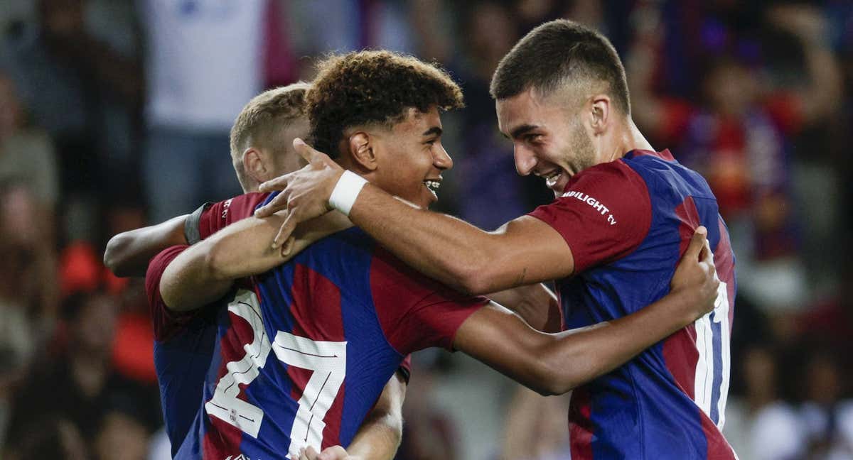 Lamine, Fermín y Ferran celebran el gol del valenciano ante el Tottenham./AGENCIAS