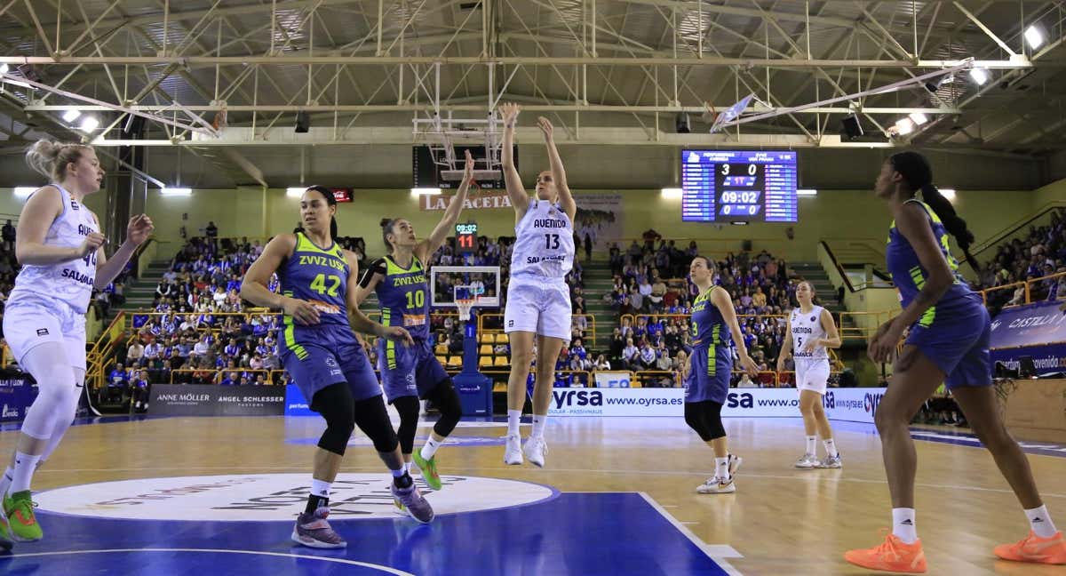 Partido entre el Perfumerías Avenida y el ZVVZ USK Praha en el pabellón de Würzburg en la Euroliga de la pasada temporada. /Álex López / Salamancahoy