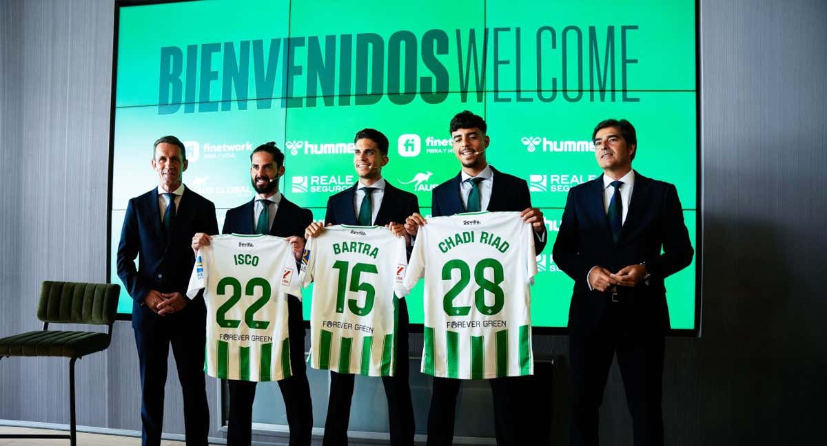 El Betis presenta a sus nuevos fichajes Isco, Bartra y Chadi Riad./Getty