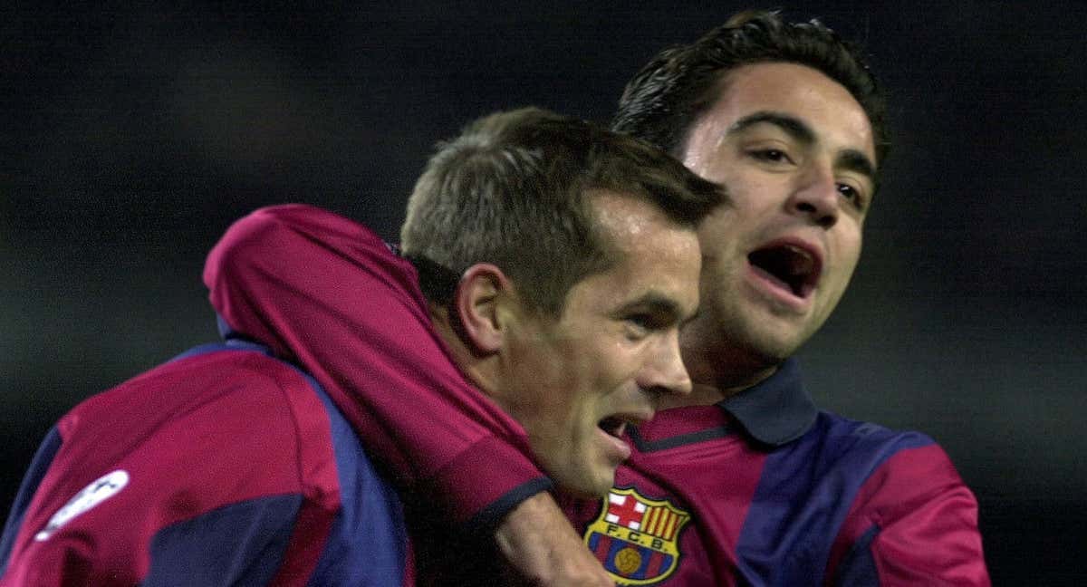 Xavi abraza a Cocu en un Barça-Besiktas de Champions. /EFE