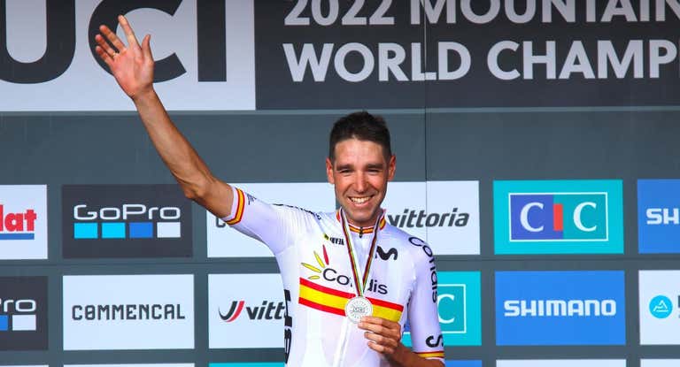 David Valero, con la medalla de plata mundialista obtenida en Les Gets 2022.