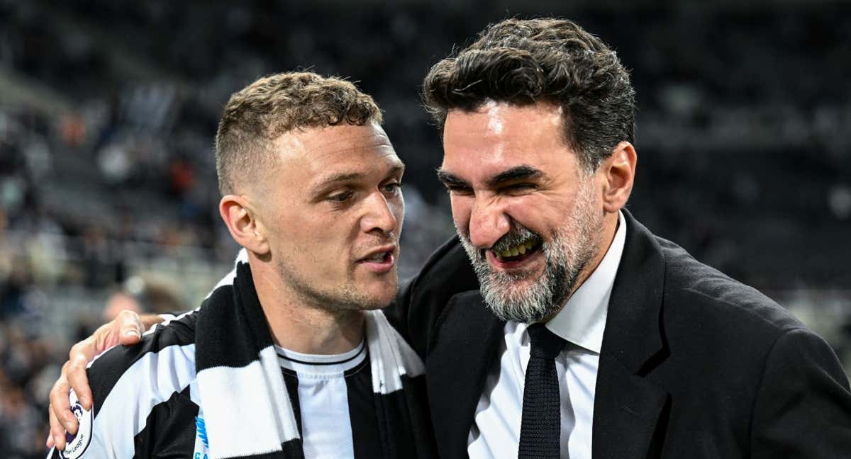Kieran Trippier, exjugador del Atlético de Madrid, y Yasir Al-Rumayyan, presidente del Newcastle, en el último partido ante el Leicester City. /GETTY