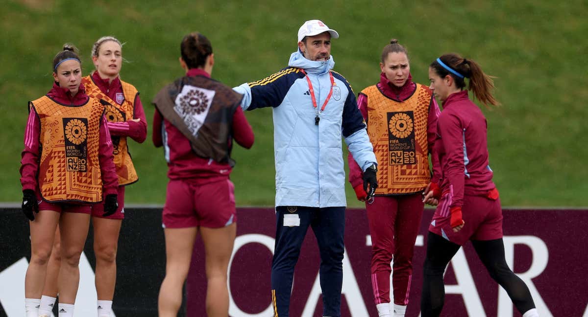 Vilda y varias jugadoras durante el entrenamiento previo al partido ante Países Bajos.