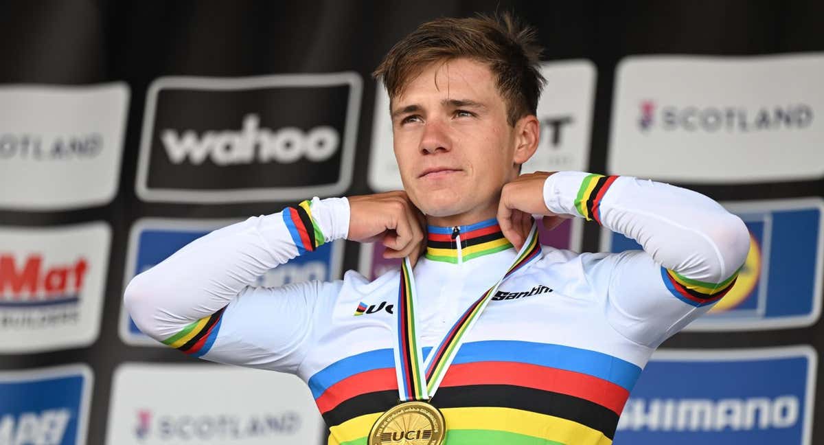 Remco Evenepoel, con el maillot arcoíris y la medalla de oro que le acreditan como campeón del mundo de contrarreloj. /UCI