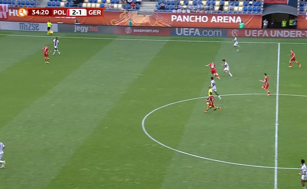 Darvich arrancando desde el centro del campo en una situación con espacios.  WYSCOUT