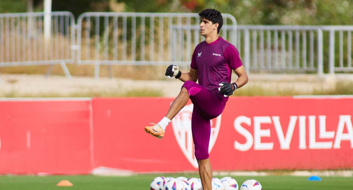 Bono, en un entrenamiento con el Sevilla. /EP