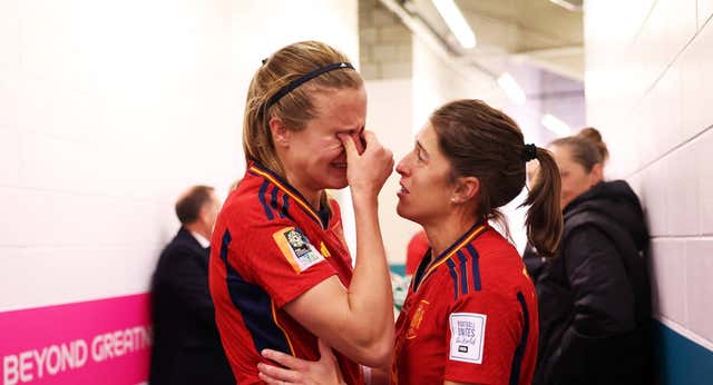 Un abrazo, un sollozo, un recuerdo: la historia tras la foto más emocionante de Irene Paredes
